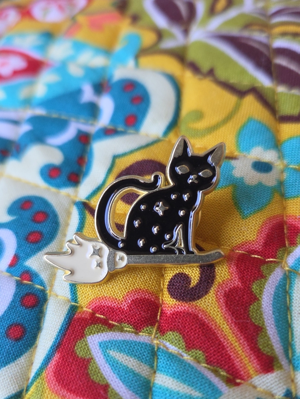 Black Cat Enamel Pin - Decorative Pet-Themed Accessory